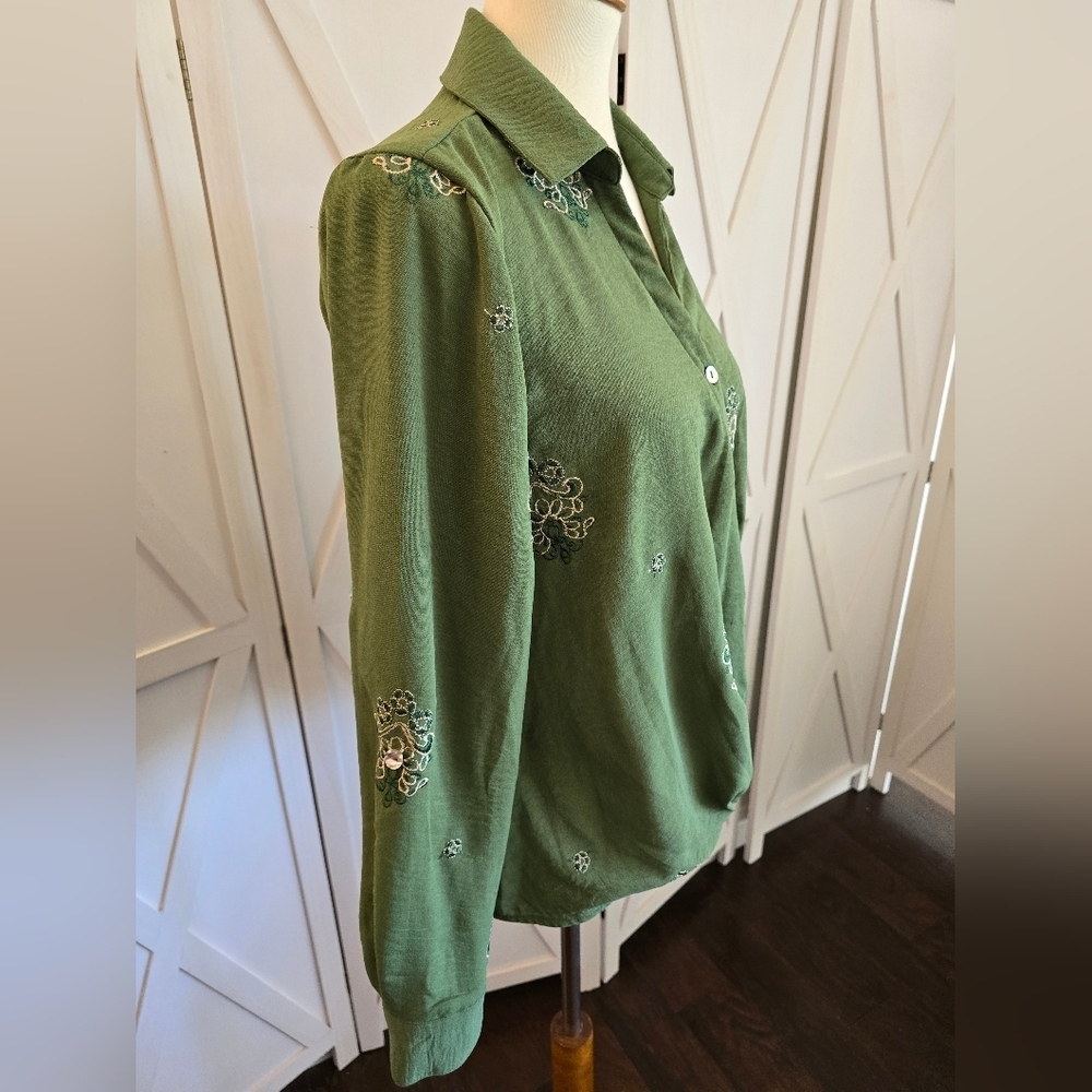 Figueroa & Flower Green Embroidered Spread Collar with Long Roll-Tab Sleeves - Picture 5 of 10